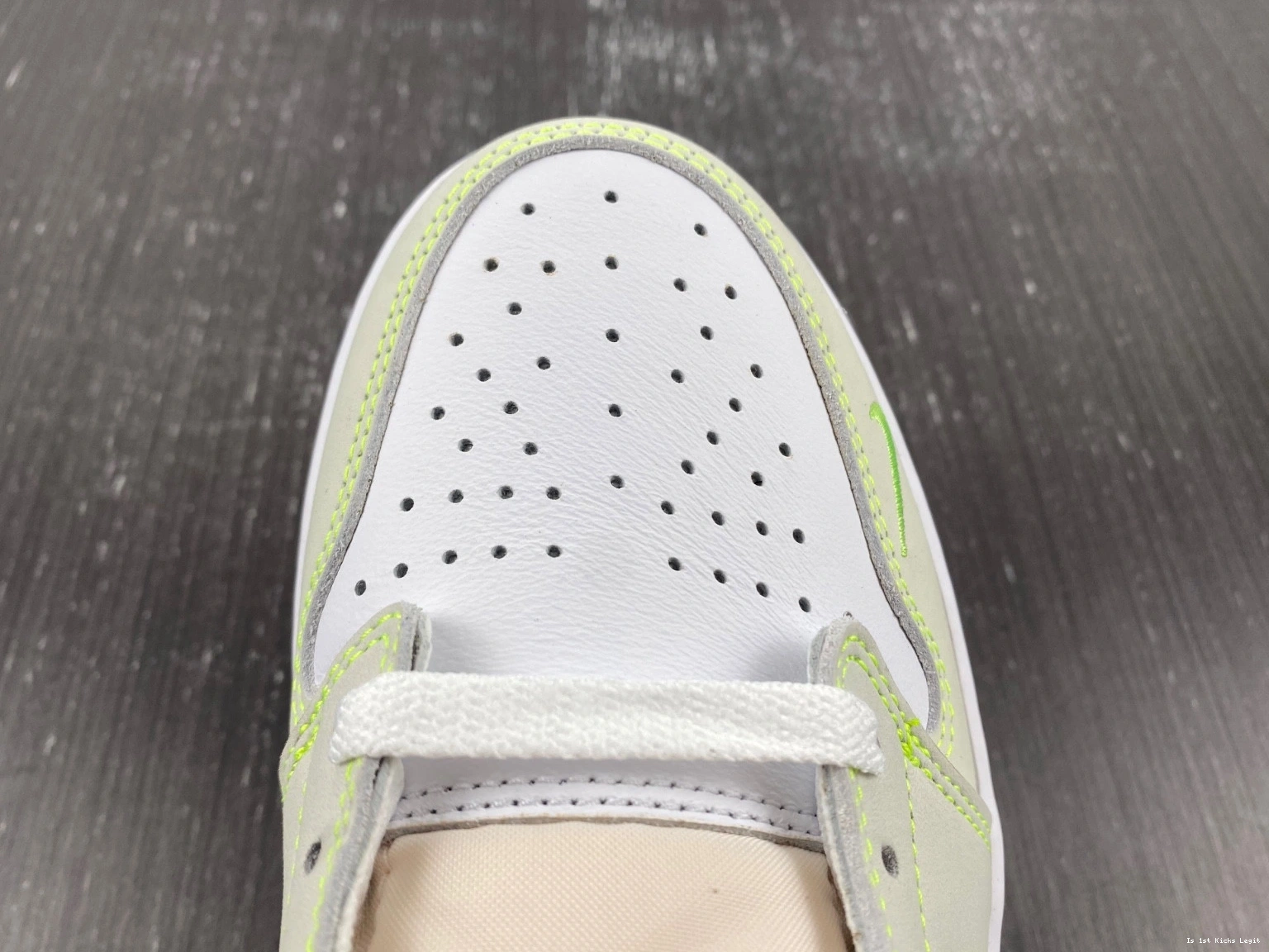  DM7837-103 Retro 1 Low Jordan Green Black White Ghost 1126